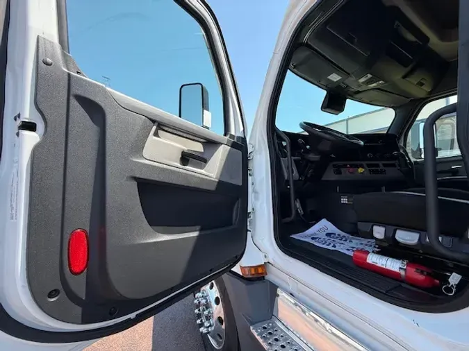 2022 FREIGHTLINER CA126