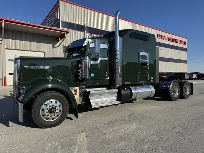 2022 Kenworth W900L