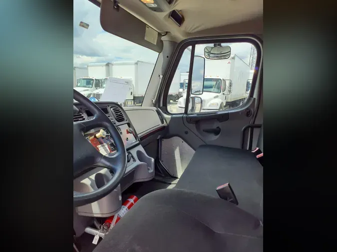 2013 FREIGHTLINER M2 106