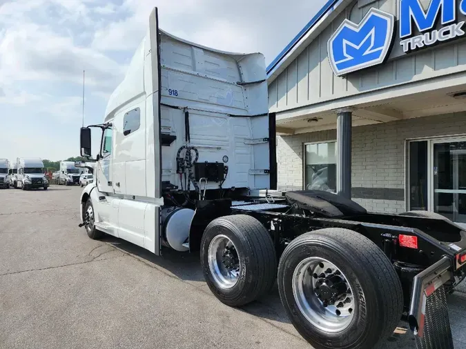 2022 VOLVO VNL64T740