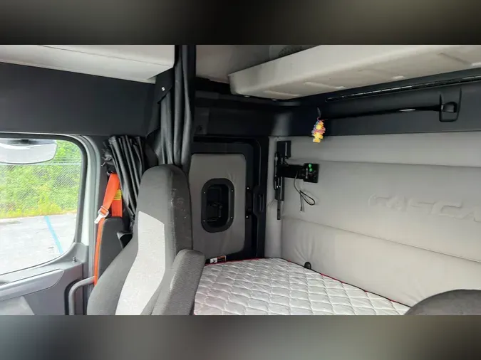 2020 Freightliner Cascadia 126