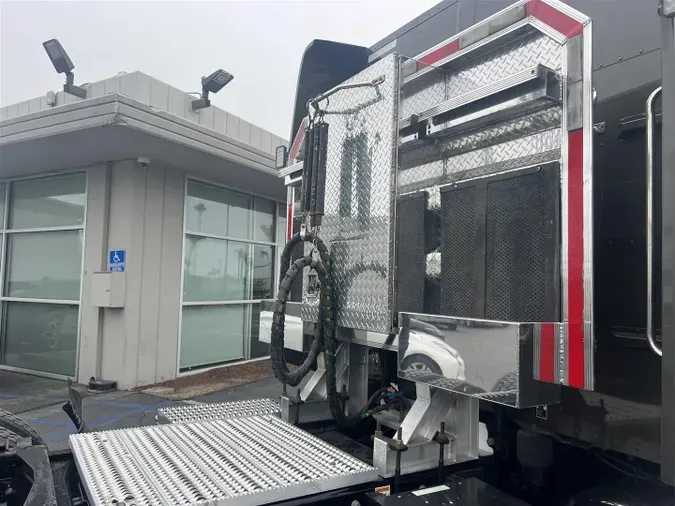 2023 Peterbilt 389