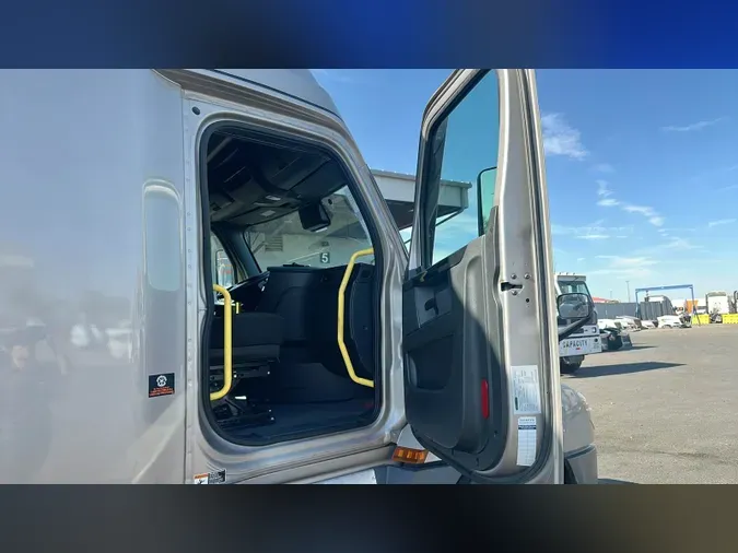 2025 Freightliner Cascadia 126