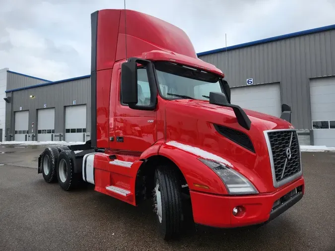 2022 VOLVO VNR64T300