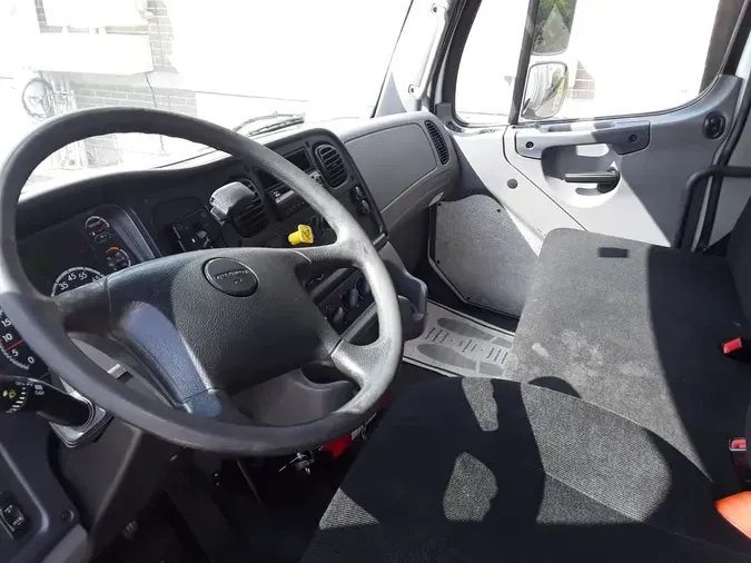 2018 FREIGHTLINER M2 106