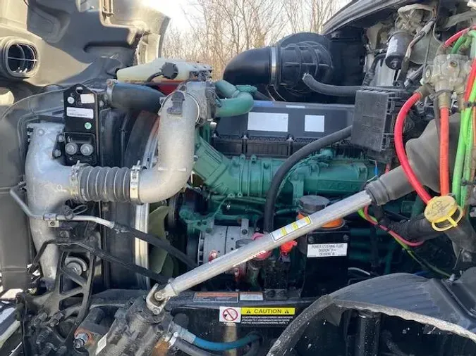 2023 Volvo VNR64T400