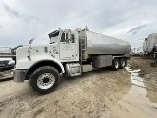 2004 PETERBILT 330