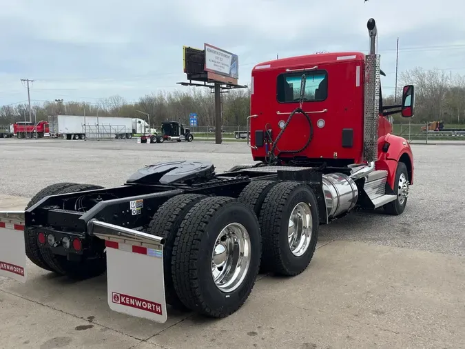 2025 Kenworth T880