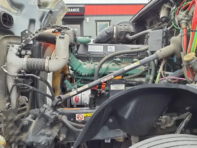 2020 VOLVO VNL64T-300c310152909c956eba2a601a33c9e83c3