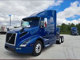 2022 VOLVO VNR64T640