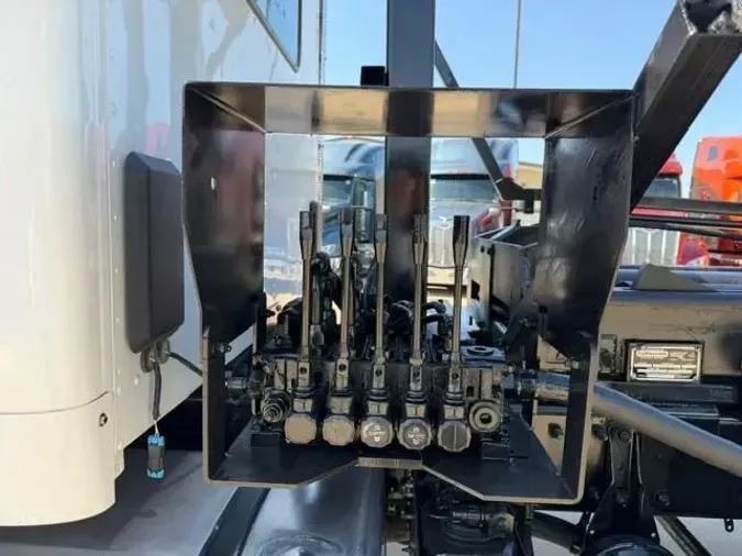 2023 Peterbilt 548c326869ac319ddc9930ce19c351064d0