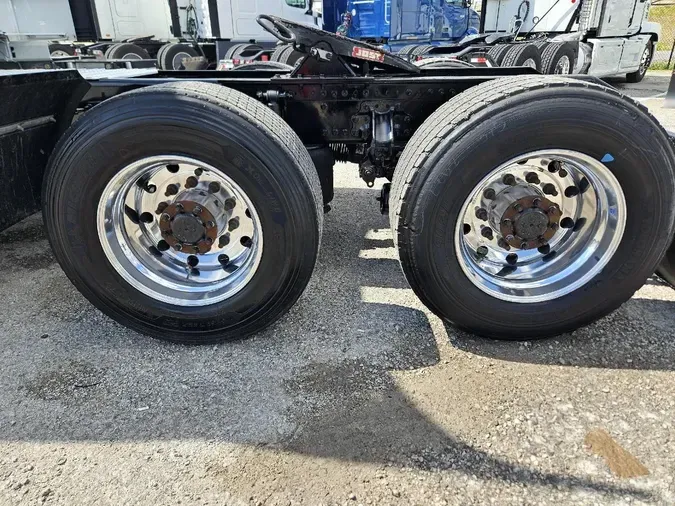 2022 VOLVO VNL64T740