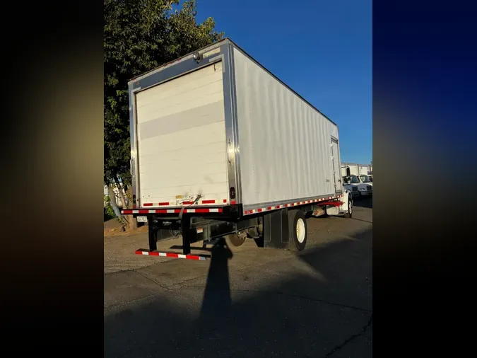2018 FREIGHTLINER M2 106
