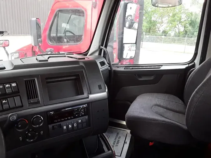2019 VOLVO VNL64T-300