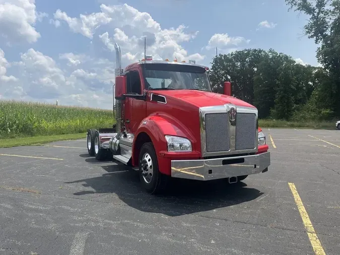 2025 Kenworth T880