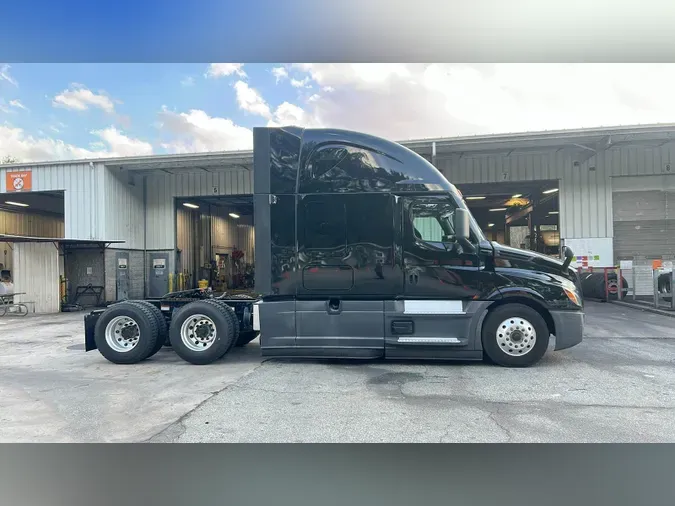 2022 Freightliner Cascadia 126c35cf003492ef7c672cd5f89bb75579c