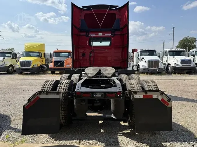 2021 VOLVO VNR64T300