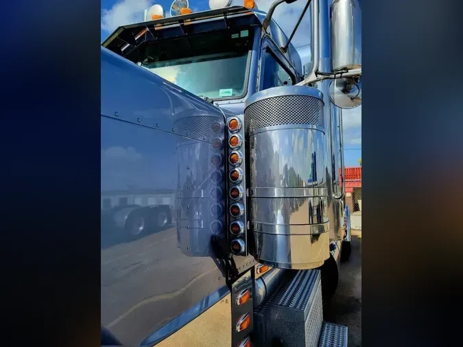 2023 Peterbilt 389