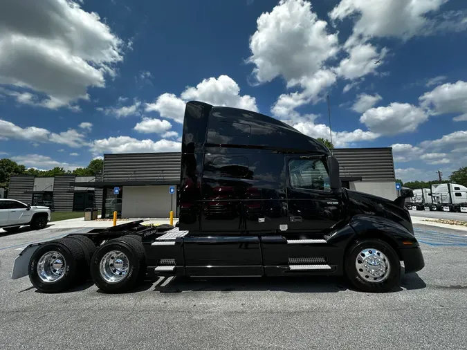 2021 Volvo VNL64T760