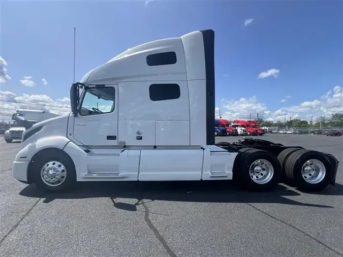 2022 VOLVO VNL760