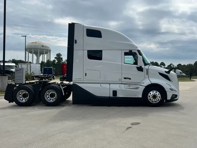 2025 VOLVO VNL64T860