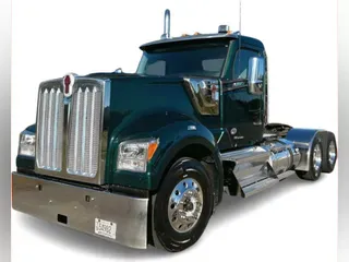 2022 Kenworth W990