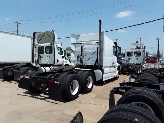 2020 VOLVO VNR64T-640