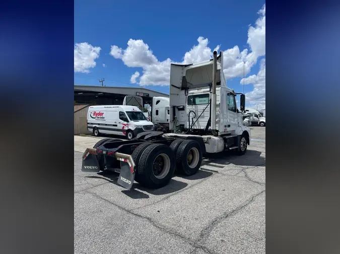 2017 VOLVO VNL64T