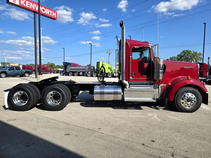 2025 Kenworth W900L