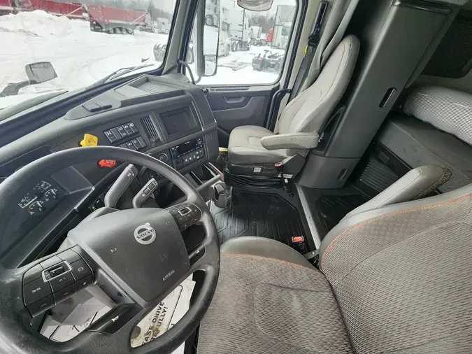 2022 VOLVO VNL64T760