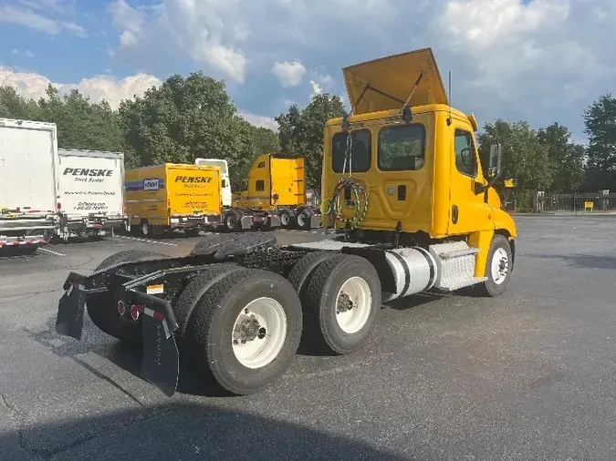 2016 Freightliner X12564ST