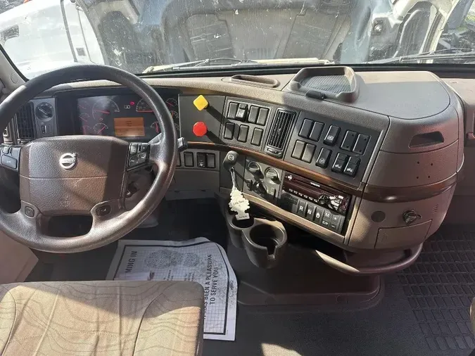 2017 VOLVO VNL64T670