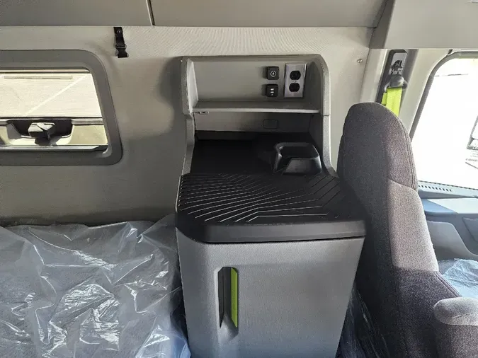 2025 VOLVO VNL64TV04