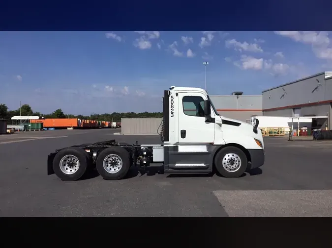 2020 Freightliner Cascadia 126c3f2508de0aecc01c09a339f01c26572