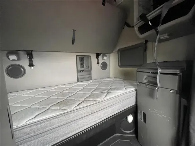 2021 VOLVO VNL740