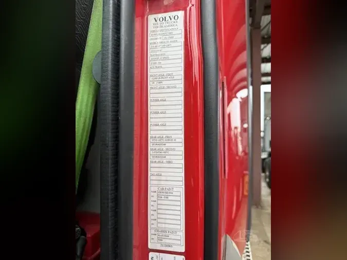 2021 VOLVO VNR64T300