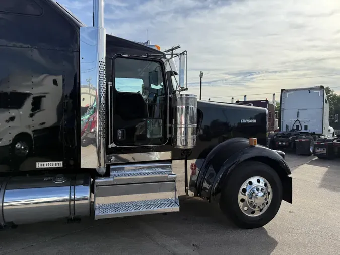 2023 Kenworth W900