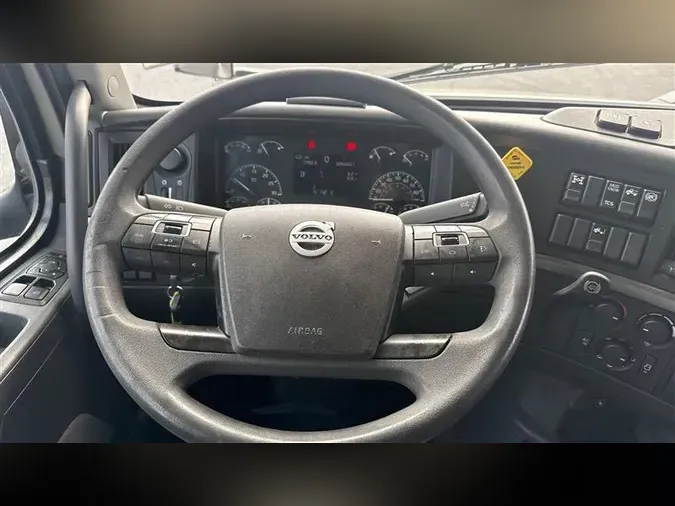 2022 VOLVO VNL760