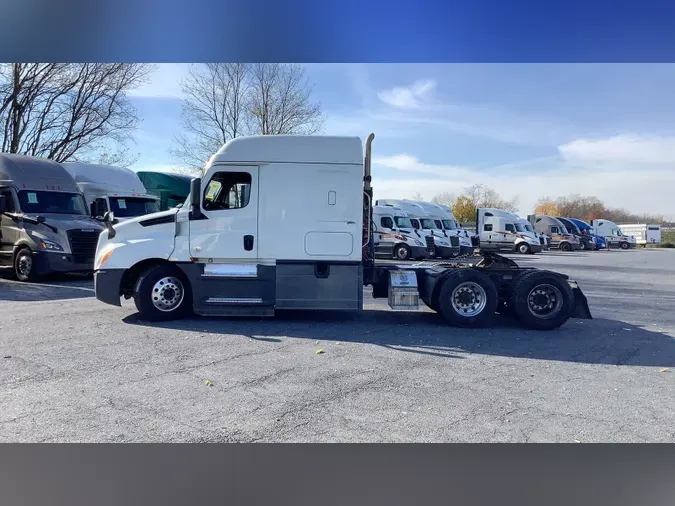 2020 Freightliner Cascadia 126