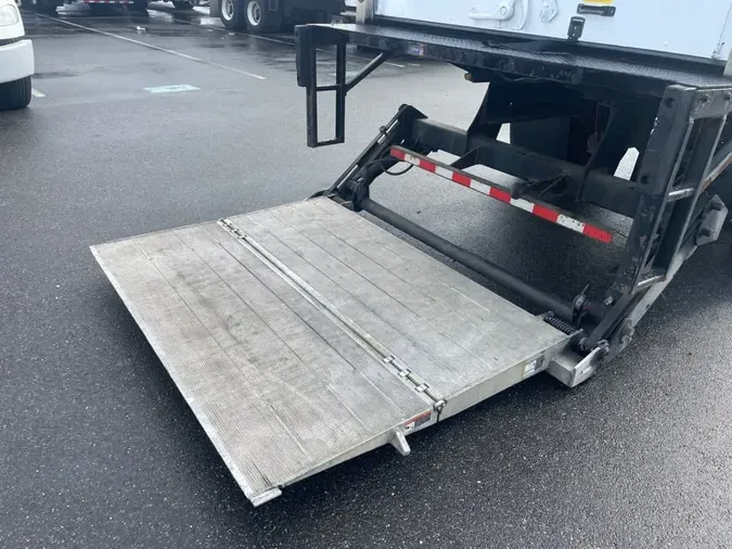 2018 FREIGHTLINER/MERCEDES M2 106