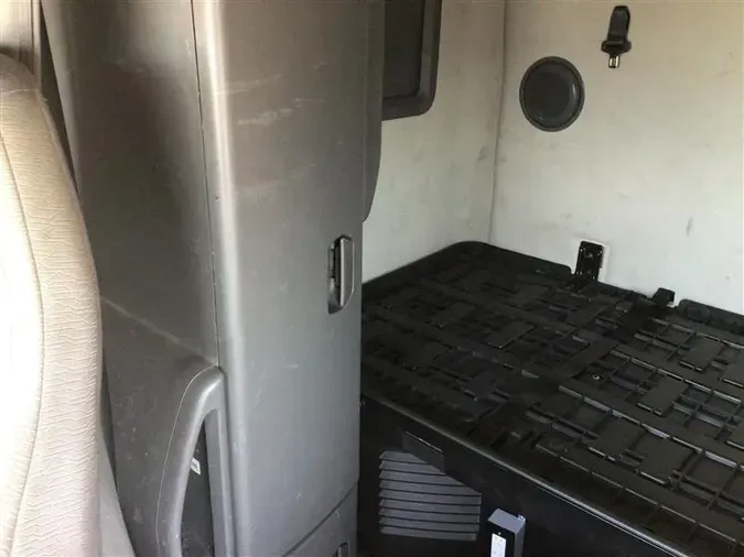 2021 VOLVO VNL740