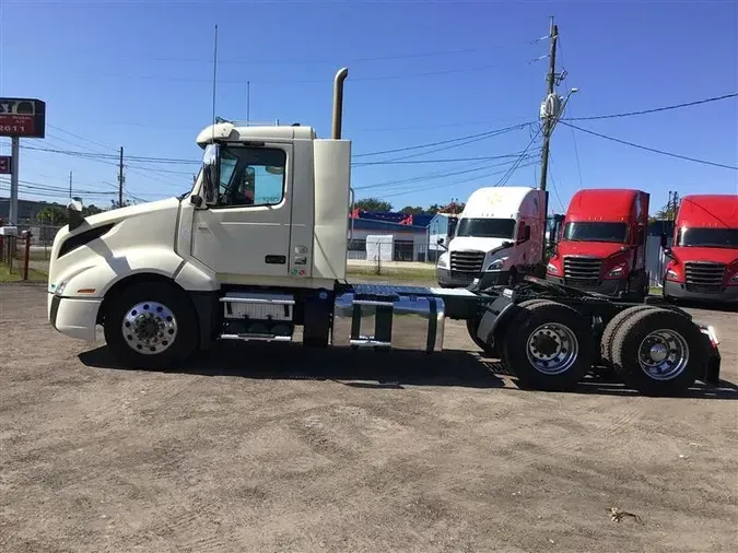 2020 VOLVO VNL300