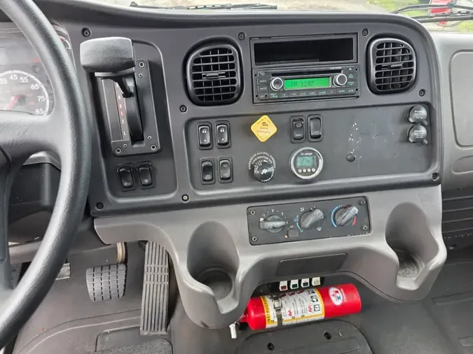 2018 FREIGHTLINER M2 106