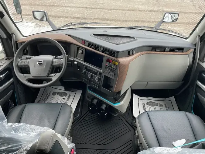 2026 VOLVO VNL64T860