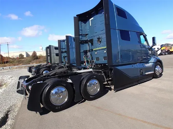 2025 VOLVO VNL64T860