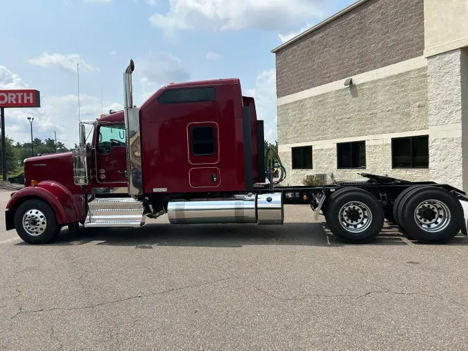 2025 Kenworth W900L