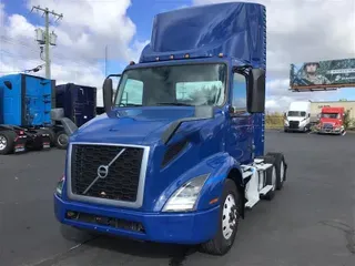 2020 VOLVO VNR300