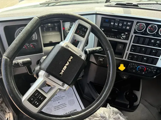 2021 MACK AN64T