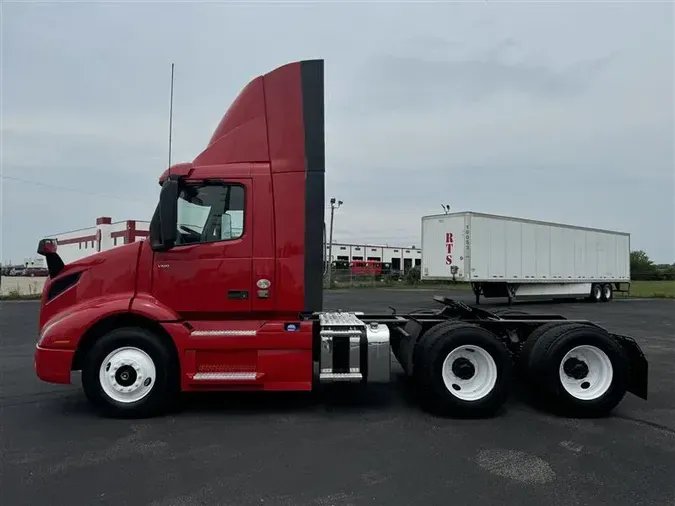 2020 VOLVO VNR300