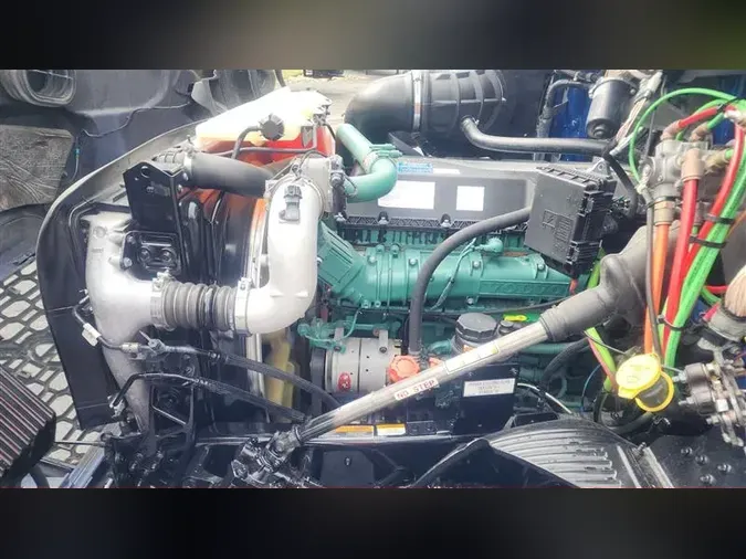 2021 VOLVO VNL64T300